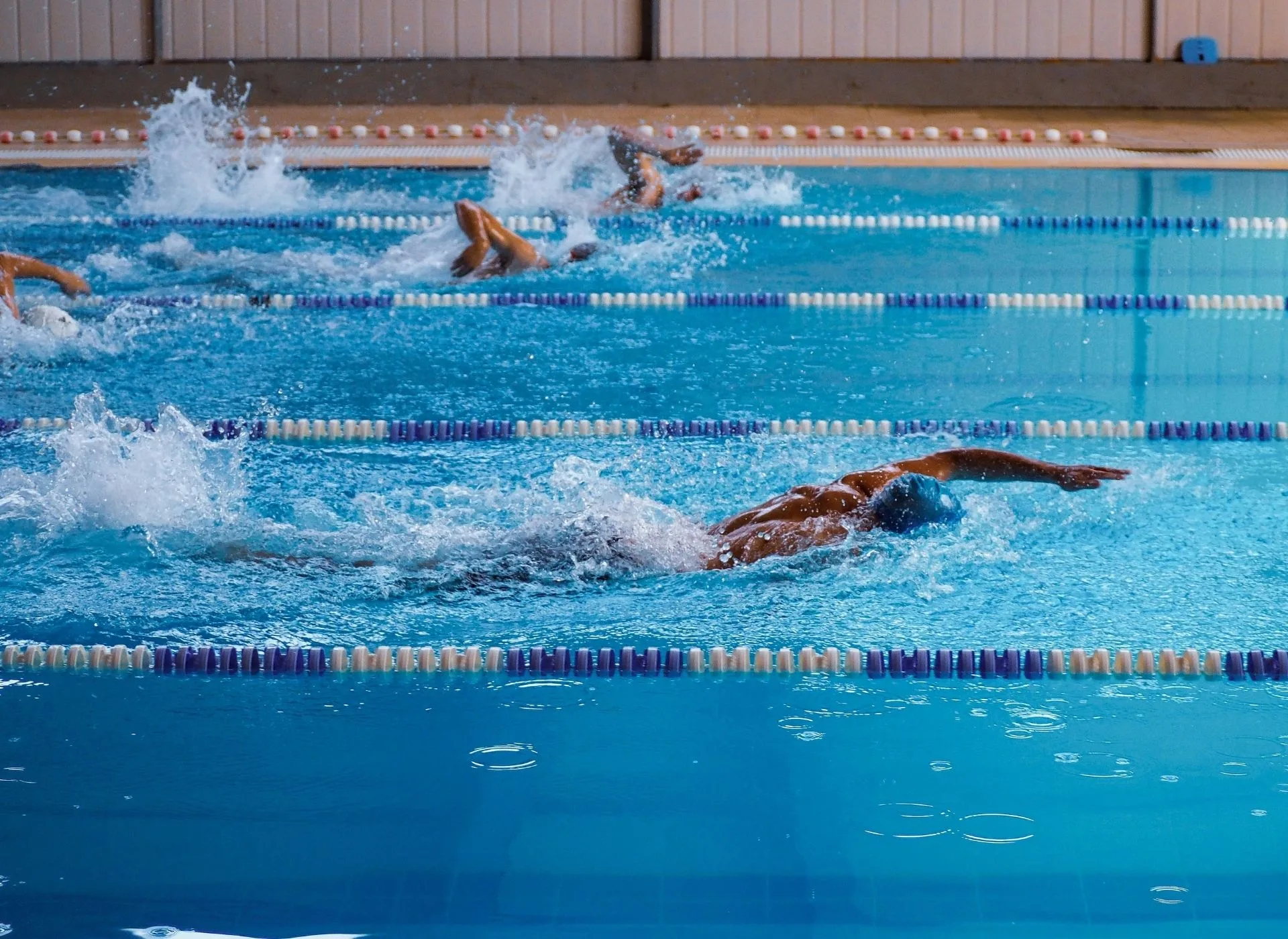 A swimmer doing lengths 